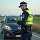 Agent de police contrôlant un conducteur sur une route rurale