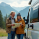 Couple avec van électrique au bord d'une forêt montagneuse