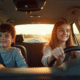 Jeune conducteur souriant au volant d'une voiture moderne en campagne