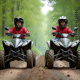 Jeune garçon et fille en quad dans la nature