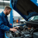 Mécanicien en bleu effectuant la maintenance d'un camion de 26 tonnes