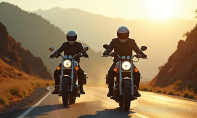 Deux motards sur une route de montagne ensoleillée avec équipement de sécurité