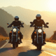 Deux motards sur une route de montagne ensoleillée avec équipement de sécurité