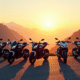 Ligne de motos 2025 sur route de montagne au lever du soleil