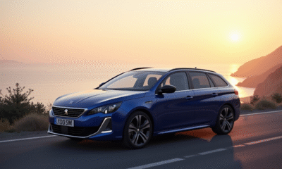 Peugeot 308 SW au lever du soleil sur une route côtière