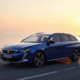 Peugeot 308 SW au lever du soleil sur une route côtière