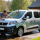 Voiture Peugeot Partner moderne en nettoyage dans une allée ensoleillée
