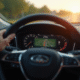 Tableau de bord voiture avec GPS affichant miles et km