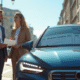 Voiture moderne garée en ville avec personnes discutant